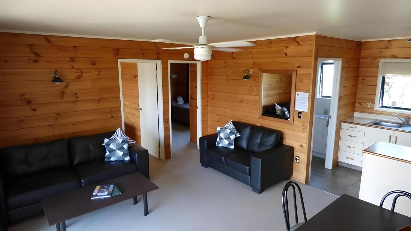 Cedarwood Lakeside Motel & Conference Venue