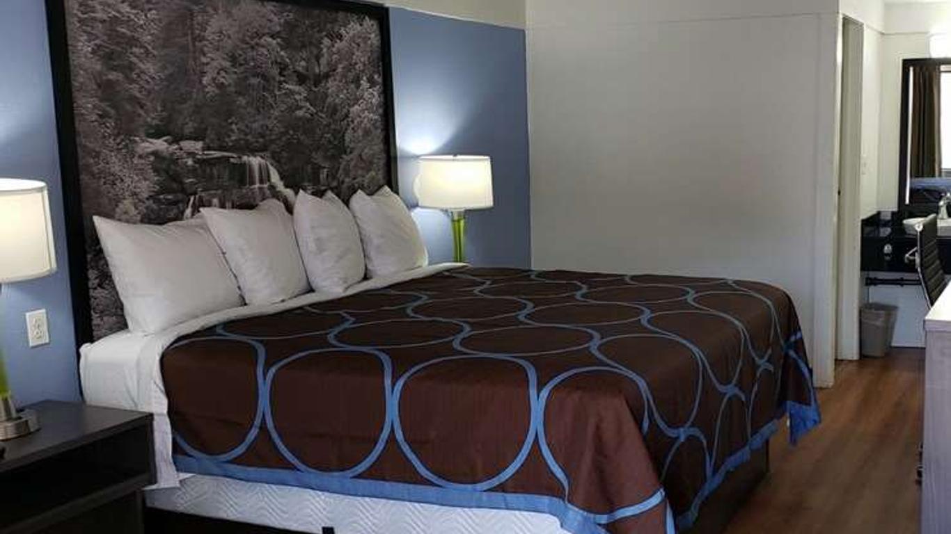 Super 8 by Wyndham Asheville/Biltmore