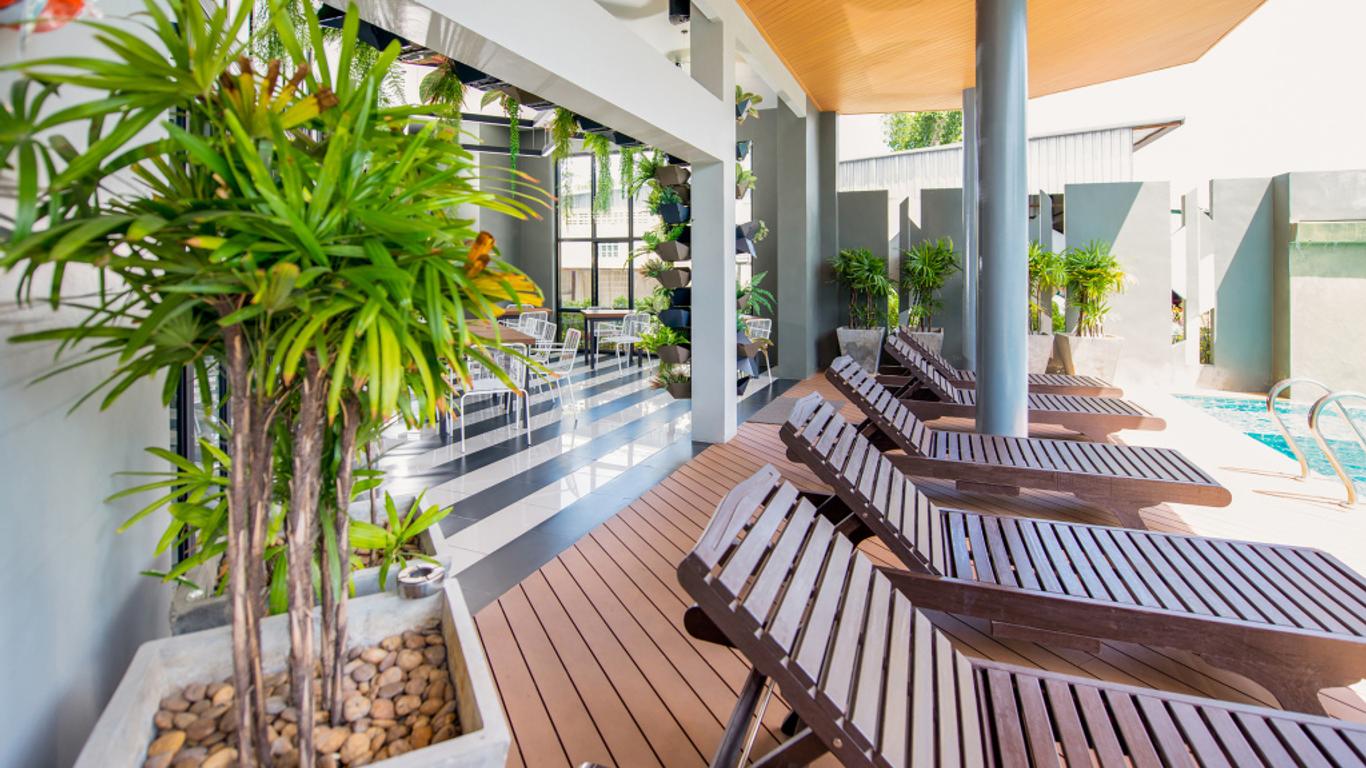 OYO 241 Ratana Hotel Sakdidet