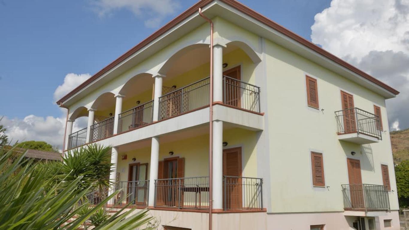 Larus Hotel