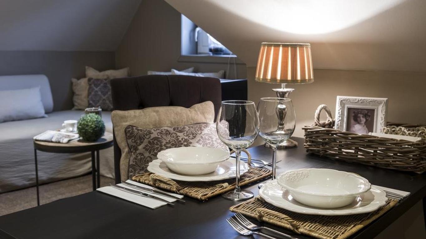 Casa-Cosi, tourist & business suites & flats with reserved parking and private terraces in shared garden with seasonal pool included, private sauna available