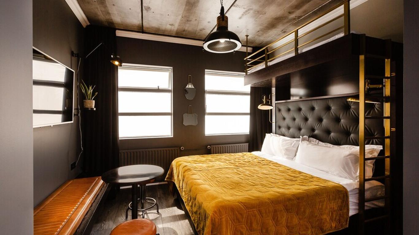 R13 - A Townhouse Hotel