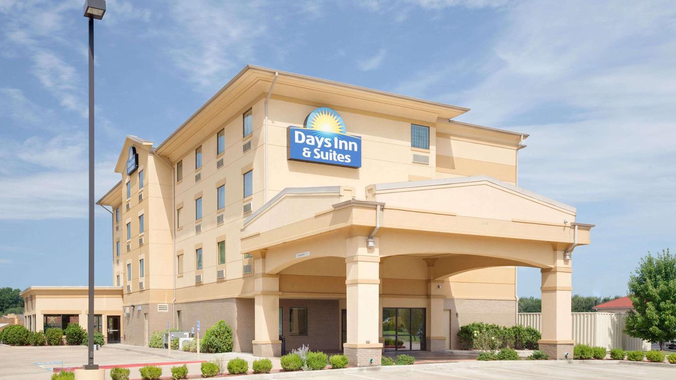 Days Inn & Suites by Wyndham Russellville