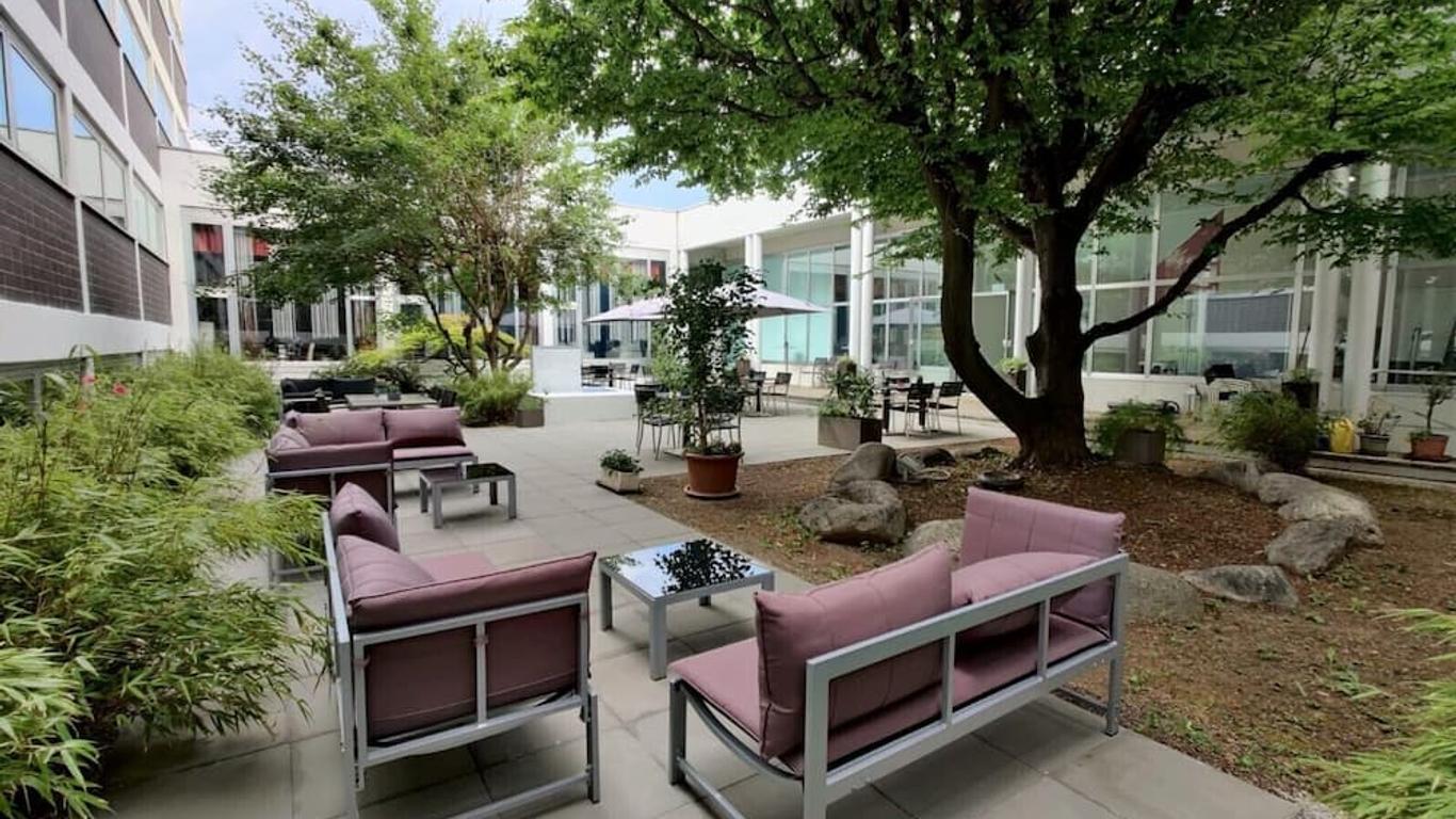 College Garden Hotel