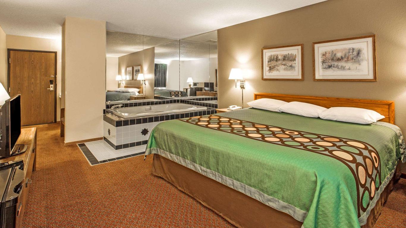 Super 8 by Wyndham Watertown WI