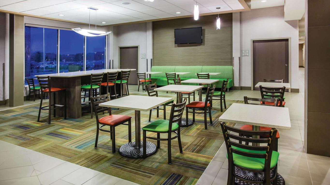 La Quinta Inn & Suites by Wyndham St. Paul-Woodbury