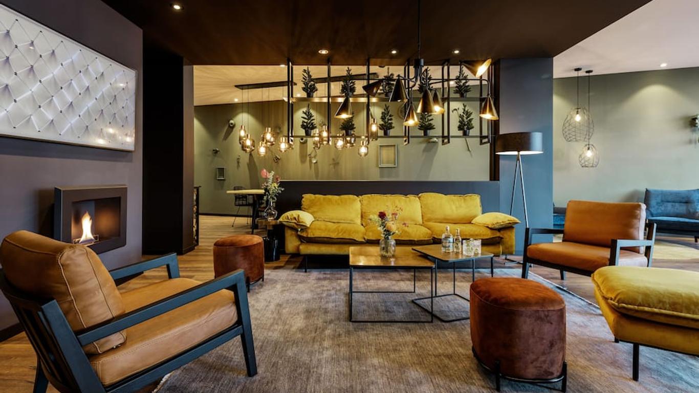 Black F House - Serviced Apartments