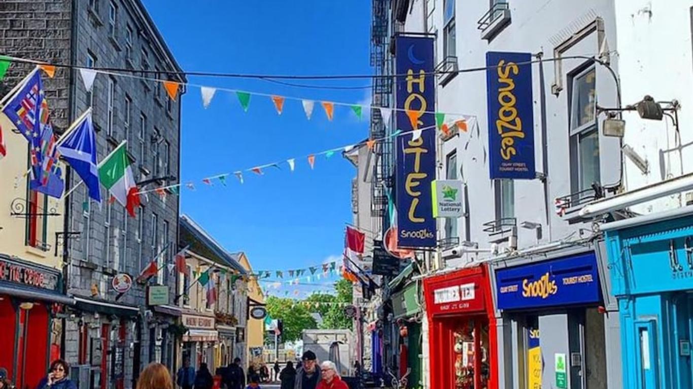 Snoozles Quay Street Tourist Hostel