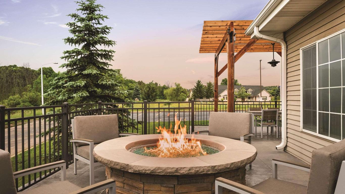 Country Inn & Suites by Radisson, West Bend, WI