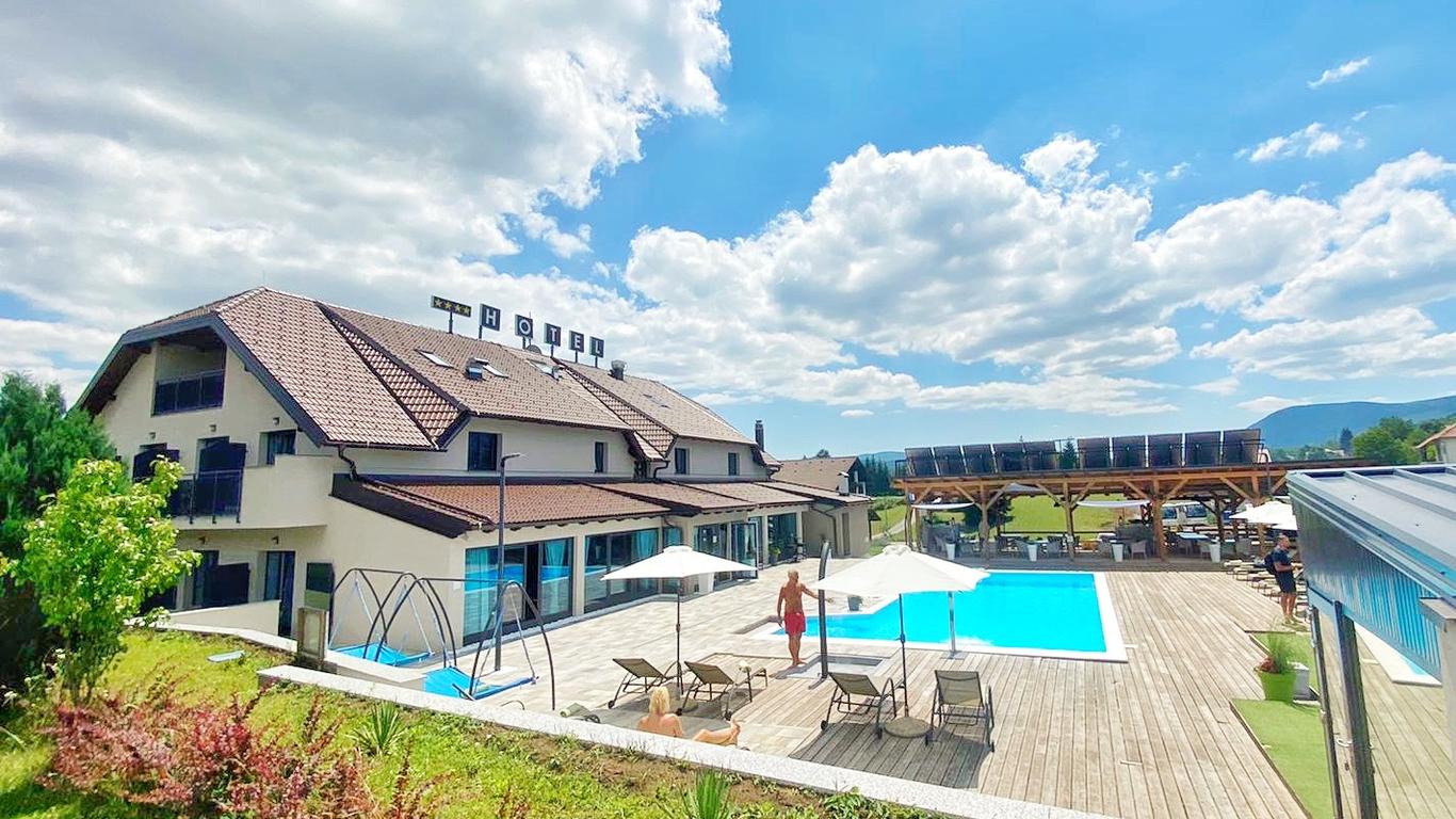 16 Lakes Hotel
